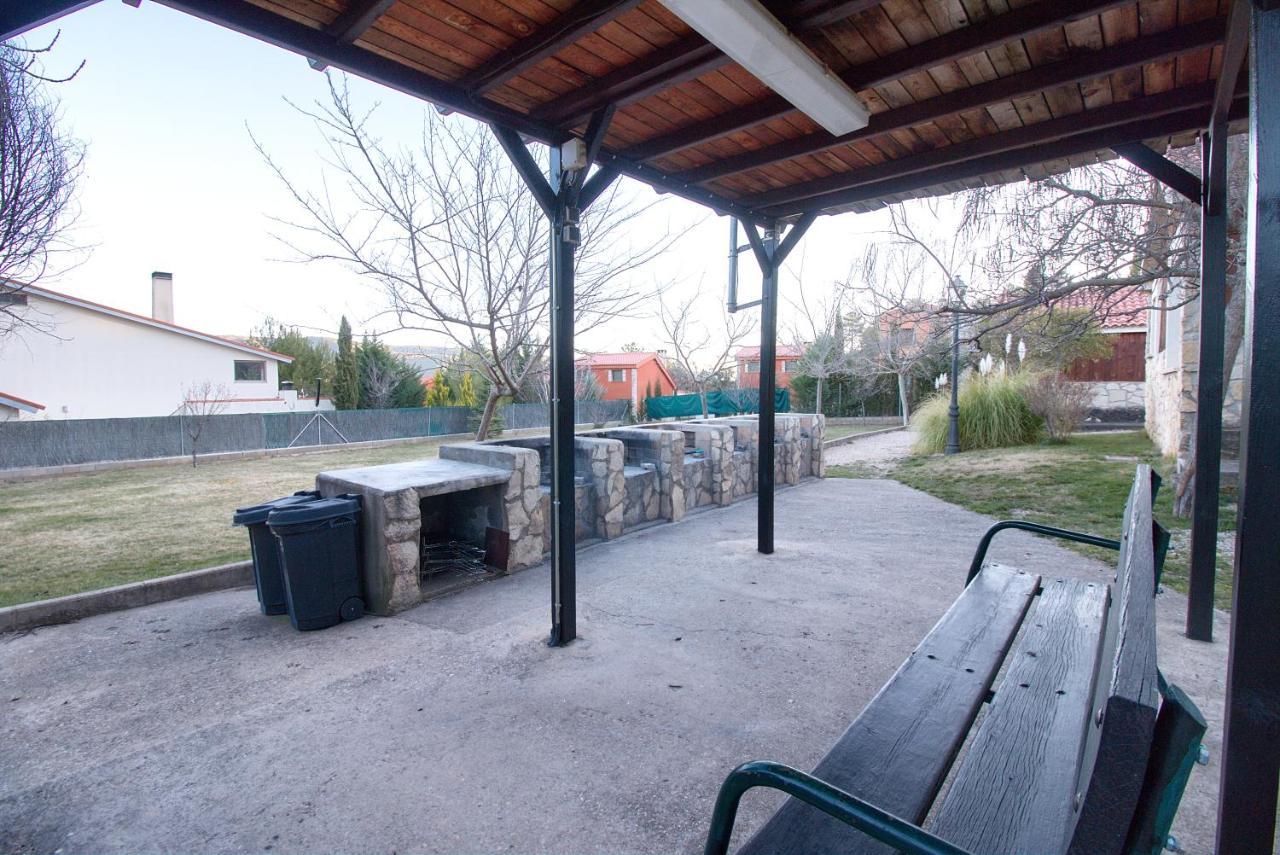 ויאלבה דה לה סיירה Aventura & Relax Cabanas Pena La Higuera מראה חיצוני תמונה