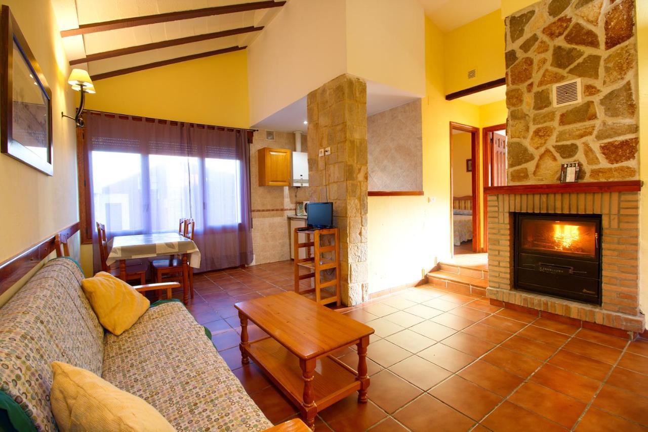 ויאלבה דה לה סיירה Aventura & Relax Cabanas Pena La Higuera מראה חיצוני תמונה