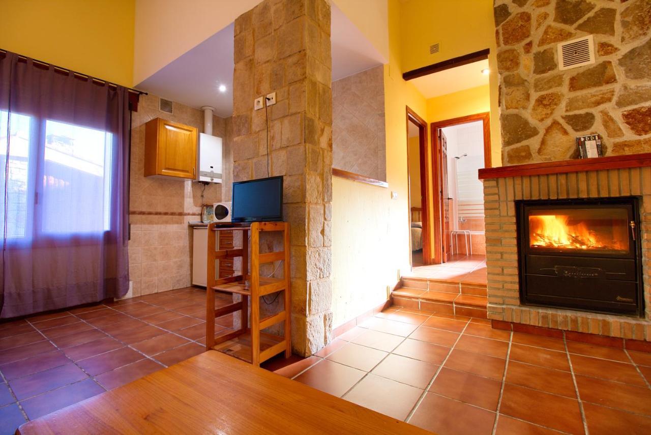 ויאלבה דה לה סיירה Aventura & Relax Cabanas Pena La Higuera מראה חיצוני תמונה