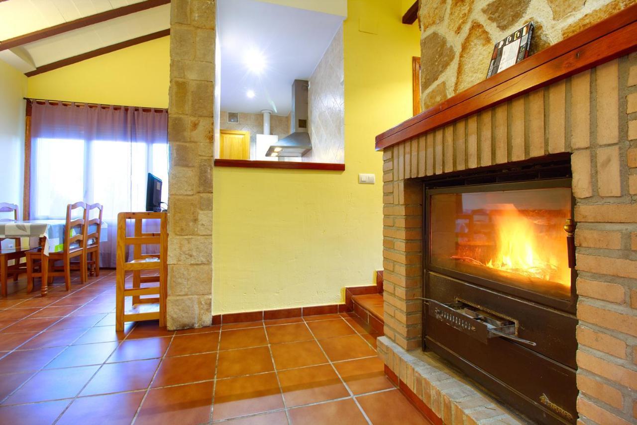 ויאלבה דה לה סיירה Aventura & Relax Cabanas Pena La Higuera מראה חיצוני תמונה