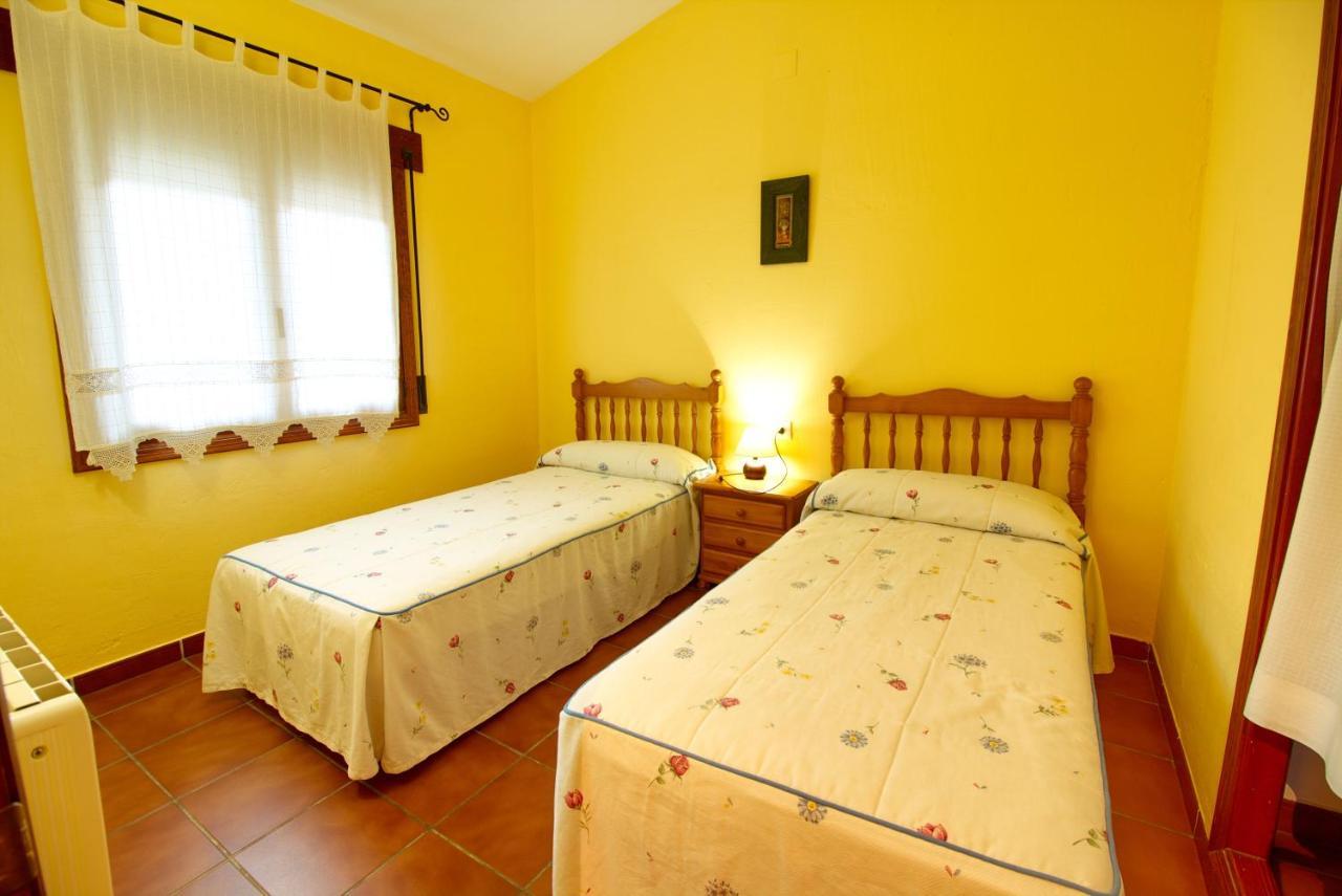 ויאלבה דה לה סיירה Aventura & Relax Cabanas Pena La Higuera מראה חיצוני תמונה