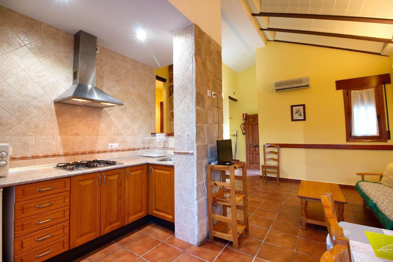 ויאלבה דה לה סיירה Aventura & Relax Cabanas Pena La Higuera מראה חיצוני תמונה