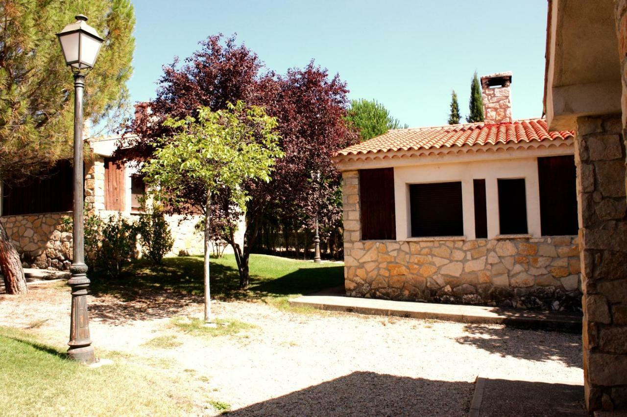 ויאלבה דה לה סיירה Aventura & Relax Cabanas Pena La Higuera מראה חיצוני תמונה