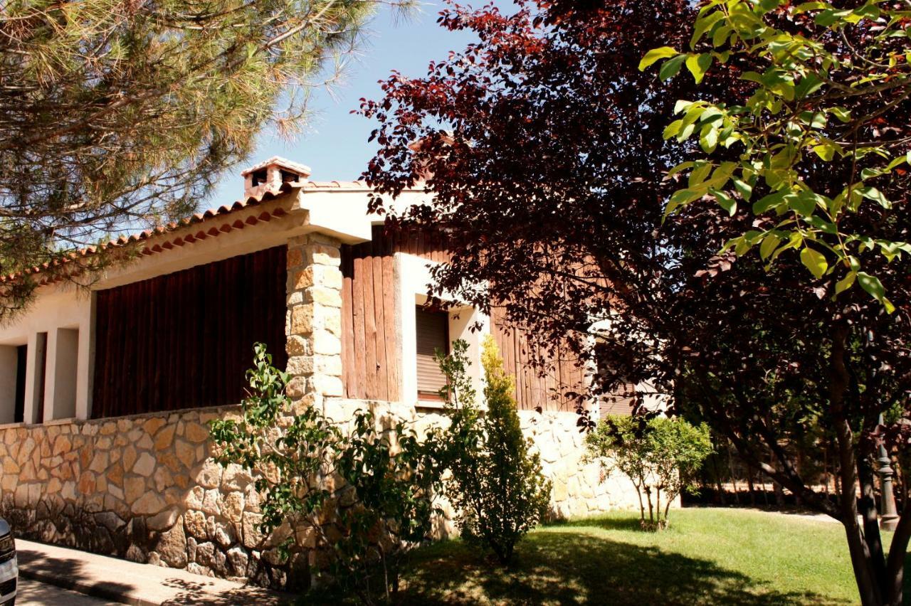 ויאלבה דה לה סיירה Aventura & Relax Cabanas Pena La Higuera מראה חיצוני תמונה